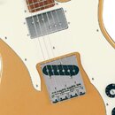 Detail elektrické kytary v zlaté barvě s bílým pickguardem. Na krku je vidět hmatník z tmavého dřeva a na snímači v pozici u krku je vyryto logo Fend…