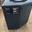 Zadní strana černého basového komba s texturovaným povrchem. Na zadním panelu je nápis Ampeg a označení modelu BA-108 v2. Je zde vidět napájecí konek…