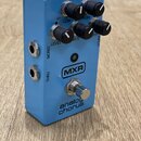 Modře lakovaný efekt pedál s kovovým šasi. Na přední straně je logo MXR, nápis analog chorus a čtyři černé oválové knoflíky s popisky CUT LOW, HIGH,…