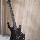 Černá elektrická kytara s ostrými hranami korpusu a hmatníkem z tmavého dřeva. Na hlavě je bílé logo Ltd. Nástroj má dva humbuckery, jeden ovládací k…