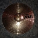 Kruhový činel z mosazného kovu s viditelným rýhováním povrchu. Na pravé straně je černý nápis pAiste a pod ním modelové označení pst 5 s doplňkem 18"…