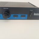 Černý rackový efektový procesor se značkou lexicon. Přední panel obsahuje nápis PROGRAM, ovládací knoflík a tlačítka s popisky Load, Bypass, Store a…
