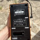 Zadní strana oranžového efektpedálu s černým povrchem. Na štítku je uveden nápis SERIAL №: W-2021 164 a text MADE AND DEVELOPED IN THE CZECH REPUBLIC…
