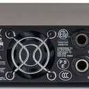 Zadní strana černého zesilovače s nápisem WARWICK AMPLIFICATION MADE IN CHINA. Na panelu jsou umístěny napájecí konektor, ventilátor a různé výstupy…