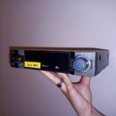 Šedý rackový přístroj s černým předním panelem. Na panelu jsou nápisy HP-OUT, Igor IEM (na žlutém štítku), SST 4500 a logo dbx PROFESSIONAL NOISE CON…