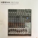 Stříbro-černý mixážní pult s nápisem XENYX X1622USB a logem behringer. Zařízení obsahuje více vstupních kanálů s posuvníky, otočnými knoflíky a tlačí…