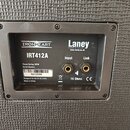 Detail zadní strany kytarového reproduktoru s černým ovládacím panelem. Na panelu jsou nápisy IRONHEART, IRT412A, Laney, POWER TO THE MUSIC a www.lan…