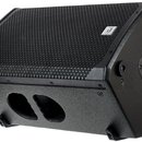 Černý stage monitor s kovovou mřížkou a texturovaným povrchem skříně. Na pravé straně mřížky je malý bílý štítek s nečitelným nápisem. Boční strana o…