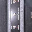 Černý efekt pedál s texturovaným povrchem a třemi stoupacími spínači. Na horním panelu jsou nápisy VINTAGE/MODERN, SUPER-SONIC™, VIBRATO/CHORUS a EFF…
