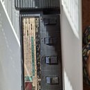 Šedý kytarový procesor s černým plastovým krytem, na kterém je vyražen nápis ZEEDER. Na horní části přístroje je uveden model 3030 ZOOM LAYER. Zaříze…