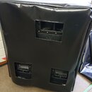 Černý, z vinylu nebo kůže potažený kryt na reproduktor s třemi výřezy pro membrány. Povrch je v horní části mírně zvraštěný a vykazuje známky používá…