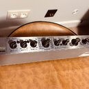 Stříbrný rackový efektový procesor s nápisy t.c. electronic a M300 EFFECT | REVERB PROCESSOR. Přední panel obsahuje několik otočných ovladačů, přepín…