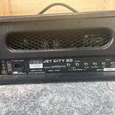 Zadní strana černého kytarového komba s texturovaným povrchem a ventilační mřížkou. Na spodním štítku jsou nápisy JET CITY 20, DESIGN by Soldano a MO…