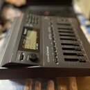 Černý elektronický klávesový modul s displejem a řadou posuvníků. Na přístroji jsou viditelná loga Roland, nápis SoundCanvas a označení modelu SC-88P…
