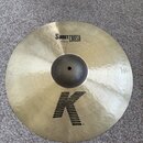 Zlatý kovový činel s viditelným rakováním povrchu. Na horní části je nápis SWEET CRASH a pod ním označení 19"/48 cm. Ve spodní části je velké černé l…