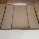 Fotografie znázorňuje otevřený hnědý karton z vlnité lepenky. Uvnitř jsou vidět dvě podélné cardboardové přepážky. Na povrchu lepenky nejsou žádné vi…