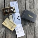 Zlatý efekt pedál s nápisy VEMURAM a SHANKS OD-11. Součástí je černá krabice s nápisem Vemuram Custom Pedals from Tokyo, zlatý textilní sáček s logem…