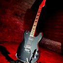 Černá elektrická kytara s tvarem připomínajícím Telecaster, umístěná na stojanu. Nástroj má černý korpus s bílým lemováním, černý pickguard a hmatník…