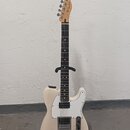 Elektrická kytara s bílým trupem, bílým pickguardem a hnědým hmatníkem. Na hlavě je viditelné logo Fender. Nástroj má dva snímače, jeden v pozici kob…