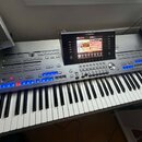 Šedý digitální klavír s bílými a černými klávesami. Na horním panelu je umístěn displej s nápisem YAMAHA a vpravo od něj označení MONTAGE 8. Nástroj…