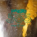 Detail povrchu kovového činelu v zlatavé barvě s viditelnými škrábanci a nečistotami. Na povrchu je zelený nápis „Paiste“ a velké číslo „505“. Nad čí…