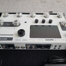 Bíle provedený efektový procesor s černým displejem a ovládacími knoflíky. Na přístroji jsou nápisy AMPERO II STAGE, HOTONE a CCDM HD Gen 2 DSP Amp M…