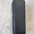 Černý obdélníkový pedál s žebrovaným horním povrchem. Na bočních stranách žebrování jsou vyryty nápisy AMPLIFIER a FOOT SWITCH. Povrch je v dobrém st…