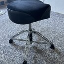 Černý polstrovaný sedák s ergonomickým tvarováním na chromovaném třínohém podstavci. Nohy jsou zakončeny černými gumovými patkami. Na předmětu nejsou…