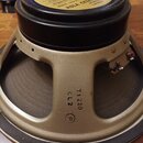 Fotografie znázorňuje reproduktor s černým magnetem a béžovým kovovým rámem. Na horní části magnetu je štít s nápisy Celestion, Model number G12M, Po…