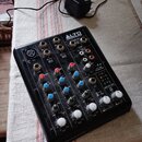 Černý mixážní pult značky ALTO PROFESSIONAL s nápisem TRUEMIX 500 na spodní hraně. Zařízení obsahuje několik vstupů, regulační knoflíky a posuvníky v…