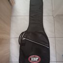 Černý poloměký obal na kytaru s rukojetí a zipem. V dolní části je bíle-červené oválné logo s nápisem GUITARS • BASSES ESP HOLLYWOOD, CA. Povrch obal…