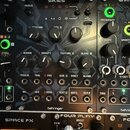 Černý modulární syntetizátor s nápisem SKIES a logem behringer v dolní části. Panel obsahuje několik otočných potenciometrů s popisky POSITION, SIZE,…
