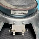 Záběr na zadní část reproduktoru s šedým kovovým rámem. Na černé štítku je uveden nápis CELESTION, model G12P-80, impedance 16 Ω a označení LA20, T56…