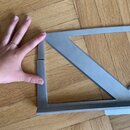 Fotografie zachycuje detail šedé pěnové výplně z obalu na nástroj. Materiál je v místě spoje přerušený a vykazuje viditelný rozestup. Na fotce nejsou…