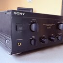 Černý integrovaný stereo zesilovač značky SONY. Na předním panelu je nápis INTEGRATED STEREO AMPLIFIER, SPONTANEOUS TWIN DRIVE a modelové označení 55…