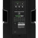 Zadní strana černého aktivního reproduktoru z plastu. Na zadním panelu jsou umístěny ovládací prvky, konektory a nápisy „THUMP 12A“ a „1000 W POWERED…