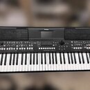 Černý digitální klavír s bílými a černými klávesami. Na horní hraně je v centru logo YAMAHA a v pravé části panelu nápis PSR-SX200. Nástroj disponuje…