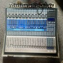 Šedý mixážní pult s modrými prvky a bílými popisky. V levém horním rohu je nápis STUDIOLIVE 24.4.2 a v pravém horním rohu logo PreSonus. Zařízení obs…