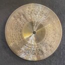 Zlatý cymbál typu splash s rýhovaným povrchem. Na nástroji je v dolní části velké logo PAiSte a nad ním nápis thin Splash 9". V horní části zvonu je…