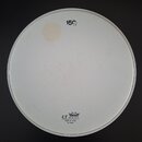 Bílá kruhová bubenová koží s bílým plastovým okrajem. V horní části je černý nápis 15" a v dolní části logo s korunkou a texty REMO, UT DRUM HEAD, MA…