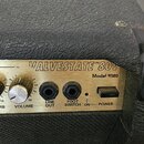 Detail ovládacího panelu kytarového komba v zlaté barvě s černým texturovaným potahem. Na panelu je nápis VALVESTATE 80V a Model 8980. Jsou zde vidět…