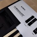 Detailní pohled na horní panel klávesového nástroje značky KAWAI. Na černém povrchu je bílý nápis K5000W a pod ním text Advanced Additive Workstation…