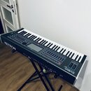 Černý digitální klavír na černém X-stojanu. Na levé straně je bílý nápis KETRON a v pravém dolním rohu nápis EVENTON. Nástroj má v horní části disple…