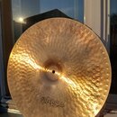 Kruhový mosazný činel s kladivovaným povrchem. V dolní části je vyražené logo PAISTE. Povrch vykazuje drobné škrábance a známky používání.