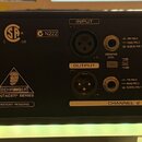 Zadní strana černého rackového zařízení s nápisy BEHRINGER TUBE COMPOSER MODEL HD 24 FX a BEHRINGER VINTAGER SERIES. Jsou zde dva identické kanály (C…