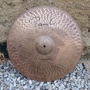Kovový činel s kovaným povrchem a viditelnými kladivy. V horní části je nápis "Paiste" stylizovaným písmem a v dolní části text "Dimensions 20" Crash…