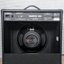 Zadní strana černého kytarového komba s texturovaným povrchem. Na horním štítku je uveden model CHAMPION 50XL a nápis FENDER MUSICAL INSTRUMENTS CORP…