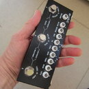Černý kytarový efektový pedál s bílými nápisy a třemi stomeči. Na horní hraně je logo M-VAVE a řada bílých otočných ovladačů s popisky: VOLUME, IR CA…