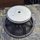 Fotografie znázorňuje reproduktorový měnič v černém provedení s kovovým magnetem stříbrné barvy. Na zadní straně jsou vidět dva připojovací terminály…