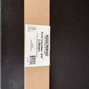 Fotografie znázorňuje hnědý papírový obal s bílou nálepkou. Na nálepce je uveden název značky MUSICNOMAD EQUIPMENT CARE a produkt Fret Leveler: 24" L…